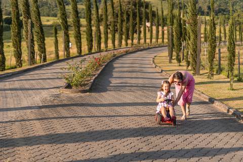 felipe-lopes-fotografia-fotografo-em-osorio-ensaio-de-familia-com-criancas-externo-na-natureza-espontaneo-divertido-brincadeiras-no-hotel-estribo-em-santo-antonio-da-patrulha-RS'