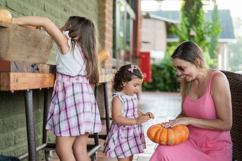 felipe-lopes-fotografia-fotografo-em-osorio-ensaio-de-familia-com-criancas-externo-na-natureza-espontaneo-divertido-brincadeiras-no-hotel-estribo-em-santo-antonio-da-patrulha-RS'