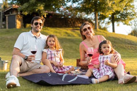 felipe-lopes-fotografia-fotografo-em-osorio-ensaio-de-familia-com-criancas-externo-na-natureza-espontaneo-divertido-brincadeiras-no-hotel-estribo-em-santo-antonio-da-patrulha-RS'