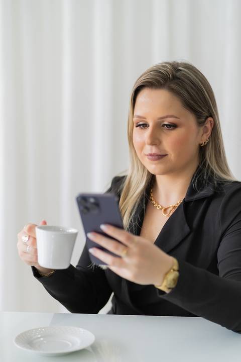 felipe-lopes-fotografia-fotografo-em-osorio-ensaio-empresarial-de-empresaria-social-midia-marketing-em-casa-em-tramandai'