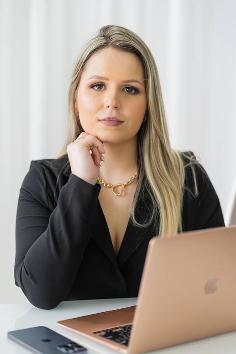 felipe-lopes-fotografia-fotografo-em-osorio-ensaio-empresarial-de-empresaria-social-midia-marketing-em-casa-em-tramandai'