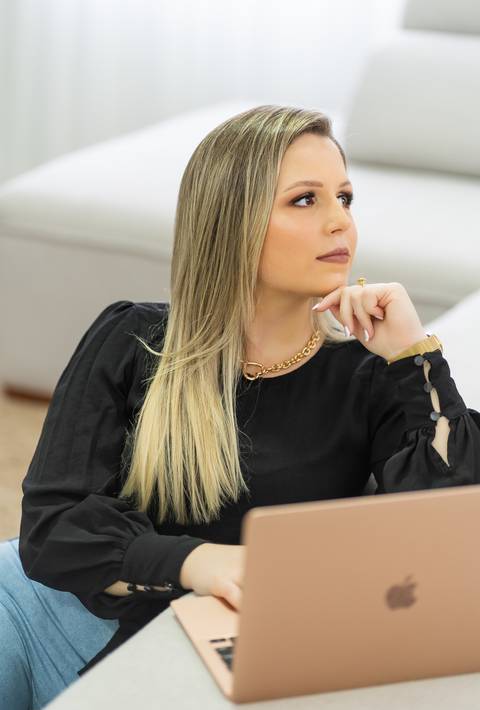 felipe-lopes-fotografia-fotografo-em-osorio-ensaio-empresarial-de-empresaria-social-midia-marketing-em-casa-em-tramandai'