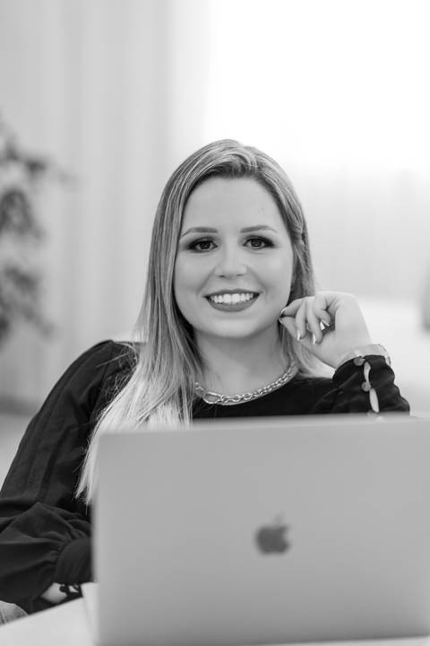 felipe-lopes-fotografia-fotografo-em-osorio-ensaio-empresarial-de-empresaria-social-midia-marketing-em-casa-em-tramandai'