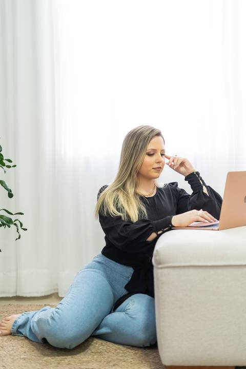 felipe-lopes-fotografia-fotografo-em-osorio-ensaio-empresarial-de-empresaria-social-midia-marketing-em-casa-em-tramandai'