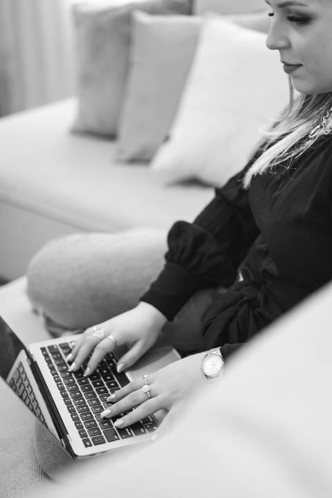 felipe-lopes-fotografia-fotografo-em-osorio-ensaio-empresarial-de-empresaria-social-midia-marketing-em-casa-em-tramandai'