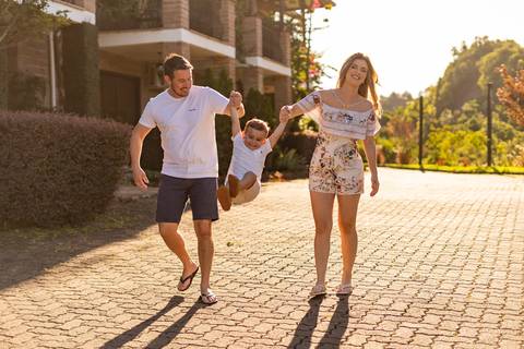 felipe-lopes-fotografia-fotografo-em-osorio-ensaio-de-familia-externo-na-natureza-espontaneo-natural-com-crianca-no-hotel-estribo-em-santo-antonio-da-patrulha-RS'