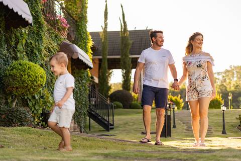 felipe-lopes-fotografia-fotografo-em-osorio-ensaio-de-familia-externo-na-natureza-espontaneo-natural-com-crianca-no-hotel-estribo-em-santo-antonio-da-patrulha-RS'