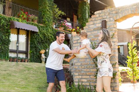 felipe-lopes-fotografia-fotografo-em-osorio-ensaio-de-familia-externo-na-natureza-espontaneo-natural-com-crianca-no-hotel-estribo-em-santo-antonio-da-patrulha-RS'