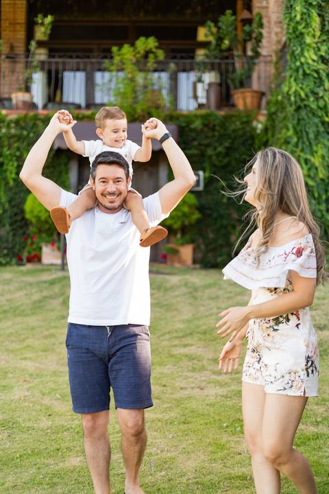 felipe-lopes-fotografia-fotografo-em-osorio-ensaio-de-familia-externo-na-natureza-espontaneo-natural-com-crianca-no-hotel-estribo-em-santo-antonio-da-patrulha-RS'