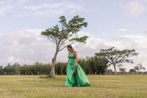 felipe-lopes-fotografia-fotografo-em-osorio-ensaio-de-formatura-externo-no-por-do-sol-com-vestido-no-celeiro-aparecida-em-osorio-RS'