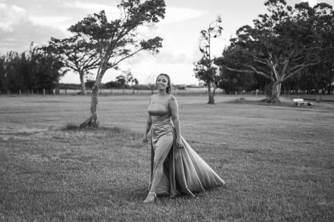 felipe-lopes-fotografia-fotografo-em-osorio-ensaio-de-formatura-externo-no-por-do-sol-com-vestido-no-celeiro-aparecida-em-osorio-RS'