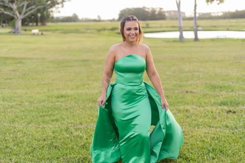 felipe-lopes-fotografia-fotografo-em-osorio-ensaio-de-formatura-externo-no-por-do-sol-com-vestido-no-celeiro-aparecida-em-osorio-RS'