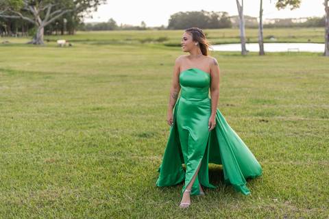 felipe-lopes-fotografia-fotografo-em-osorio-ensaio-de-formatura-externo-no-por-do-sol-com-vestido-no-celeiro-aparecida-em-osorio-RS'