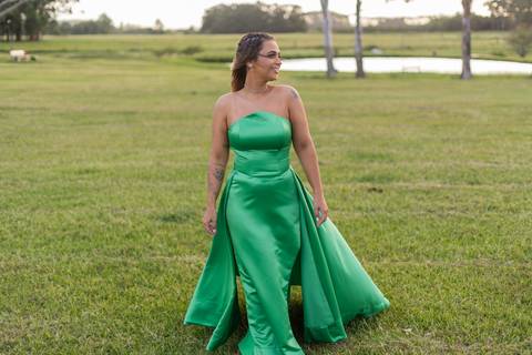 felipe-lopes-fotografia-fotografo-em-osorio-ensaio-de-formatura-externo-no-por-do-sol-com-vestido-no-celeiro-aparecida-em-osorio-RS'