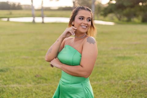 felipe-lopes-fotografia-fotografo-em-osorio-ensaio-de-formatura-externo-no-por-do-sol-com-vestido-no-celeiro-aparecida-em-osorio-RS'