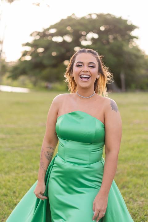 felipe-lopes-fotografia-fotografo-em-osorio-ensaio-de-formatura-externo-no-por-do-sol-com-vestido-no-celeiro-aparecida-em-osorio-RS'