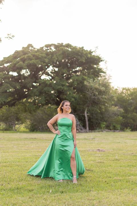 felipe-lopes-fotografia-fotografo-em-osorio-ensaio-de-formatura-externo-no-por-do-sol-com-vestido-no-celeiro-aparecida-em-osorio-RS'
