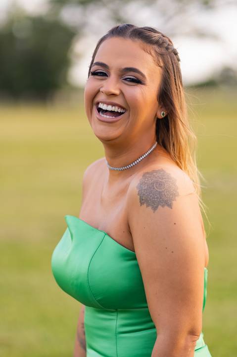 felipe-lopes-fotografia-fotografo-em-osorio-ensaio-de-formatura-externo-no-por-do-sol-com-vestido-no-celeiro-aparecida-em-osorio-RS'