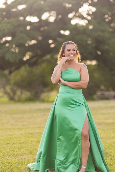 felipe-lopes-fotografia-fotografo-em-osorio-ensaio-de-formatura-externo-no-por-do-sol-com-vestido-no-celeiro-aparecida-em-osorio-RS'