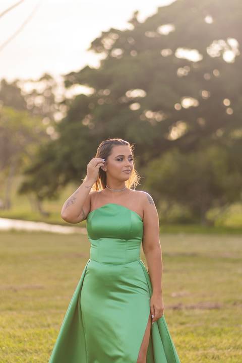 felipe-lopes-fotografia-fotografo-em-osorio-ensaio-de-formatura-externo-no-por-do-sol-com-vestido-no-celeiro-aparecida-em-osorio-RS'