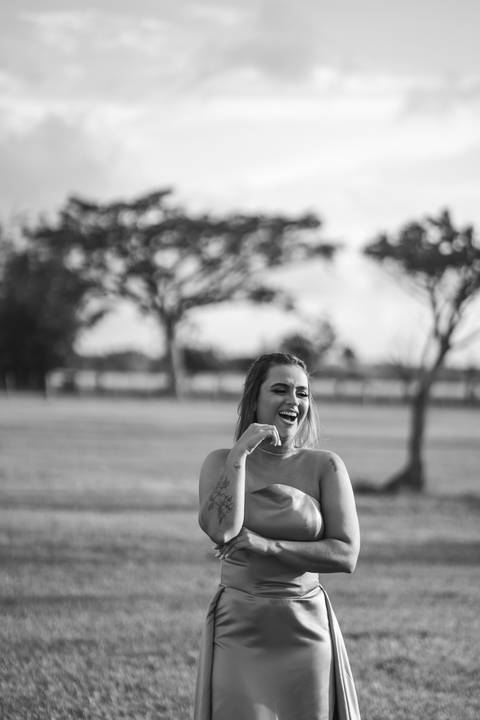 felipe-lopes-fotografia-fotografo-em-osorio-ensaio-de-formatura-externo-no-por-do-sol-com-vestido-no-celeiro-aparecida-em-osorio-RS'