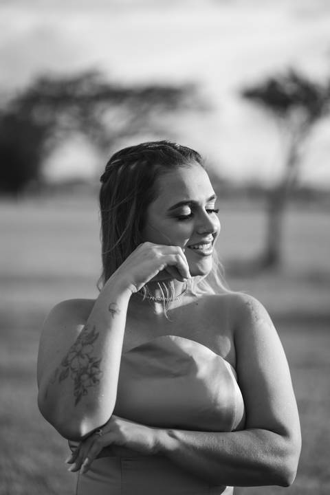 felipe-lopes-fotografia-fotografo-em-osorio-ensaio-de-formatura-externo-no-por-do-sol-com-vestido-no-celeiro-aparecida-em-osorio-RS'