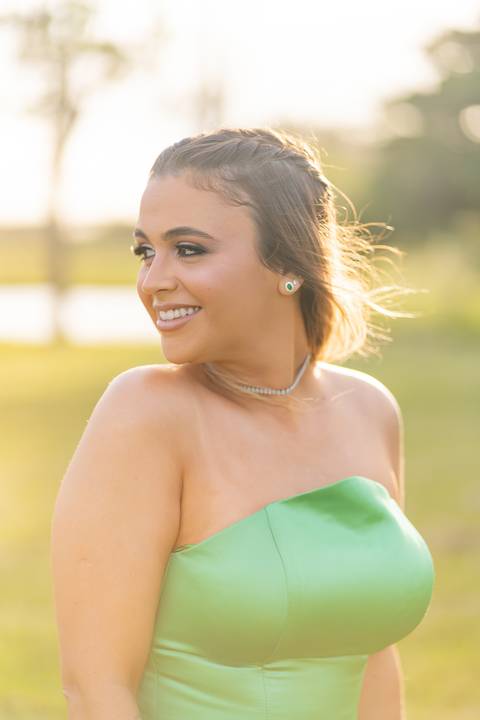 felipe-lopes-fotografia-fotografo-em-osorio-ensaio-de-formatura-externo-no-por-do-sol-com-vestido-no-celeiro-aparecida-em-osorio-RS'