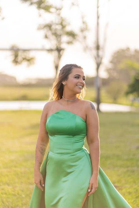 felipe-lopes-fotografia-fotografo-em-osorio-ensaio-de-formatura-externo-no-por-do-sol-com-vestido-no-celeiro-aparecida-em-osorio-RS'