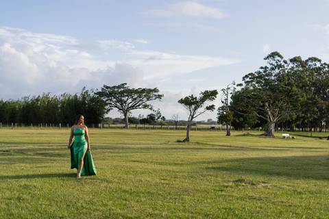 felipe-lopes-fotografia-fotografo-em-osorio-ensaio-de-formatura-externo-no-por-do-sol-com-vestido-no-celeiro-aparecida-em-osorio-RS'