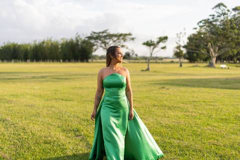 felipe-lopes-fotografia-fotografo-em-osorio-ensaio-de-formatura-externo-no-por-do-sol-com-vestido-no-celeiro-aparecida-em-osorio-RS'