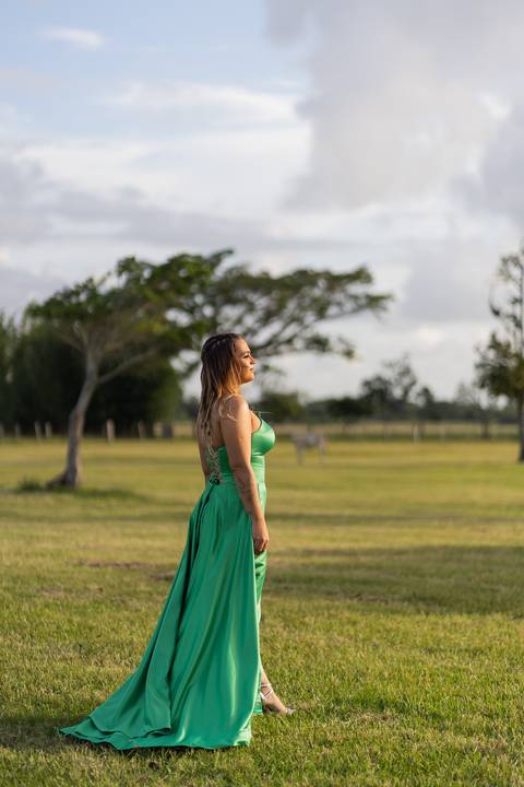 felipe-lopes-fotografia-fotografo-em-osorio-ensaio-de-formatura-externo-no-por-do-sol-com-vestido-no-celeiro-aparecida-em-osorio-RS'