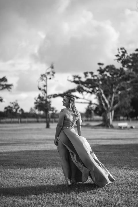 felipe-lopes-fotografia-fotografo-em-osorio-ensaio-de-formatura-externo-no-por-do-sol-com-vestido-no-celeiro-aparecida-em-osorio-RS'