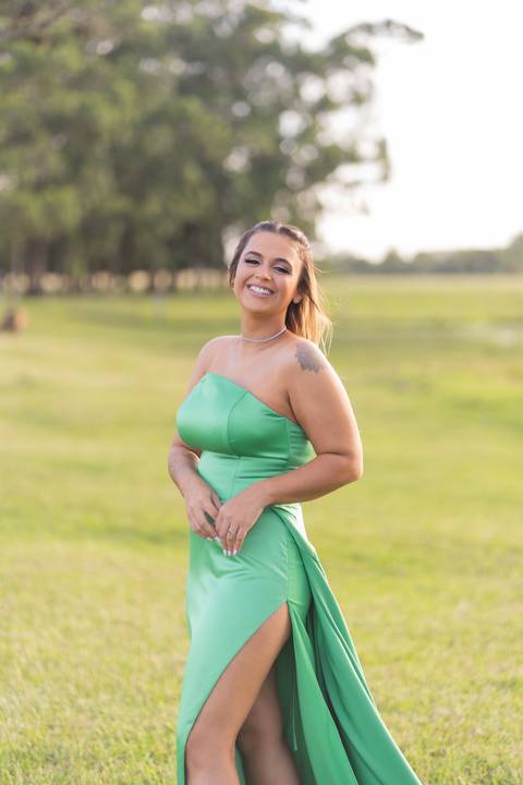 felipe-lopes-fotografia-fotografo-em-osorio-ensaio-de-formatura-externo-no-por-do-sol-com-vestido-no-celeiro-aparecida-em-osorio-RS'
