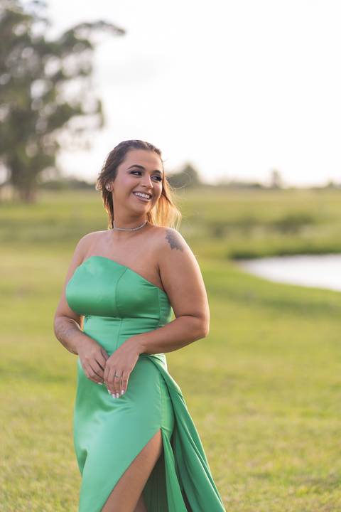 felipe-lopes-fotografia-fotografo-em-osorio-ensaio-de-formatura-externo-no-por-do-sol-com-vestido-no-celeiro-aparecida-em-osorio-RS'