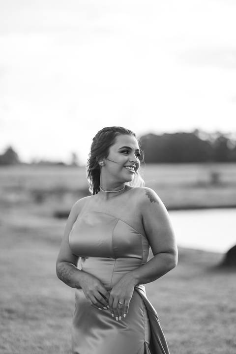 felipe-lopes-fotografia-fotografo-em-osorio-ensaio-de-formatura-externo-no-por-do-sol-com-vestido-no-celeiro-aparecida-em-osorio-RS'