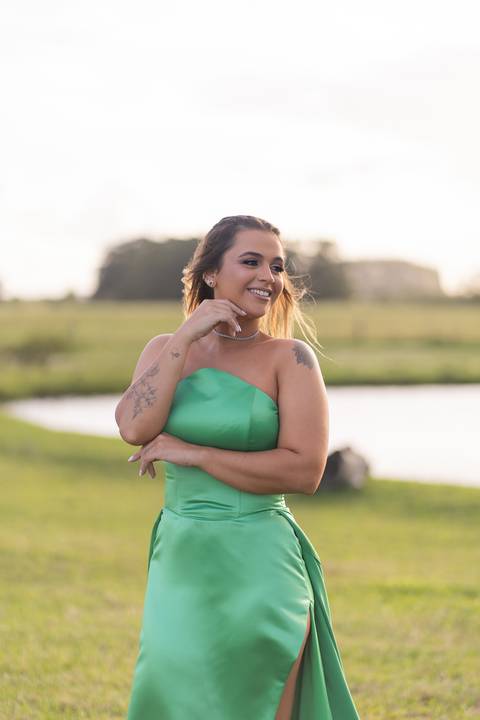 felipe-lopes-fotografia-fotografo-em-osorio-ensaio-de-formatura-externo-no-por-do-sol-com-vestido-no-celeiro-aparecida-em-osorio-RS'