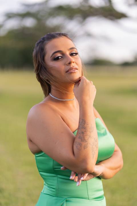 felipe-lopes-fotografia-fotografo-em-osorio-ensaio-de-formatura-externo-no-por-do-sol-com-vestido-no-celeiro-aparecida-em-osorio-RS'