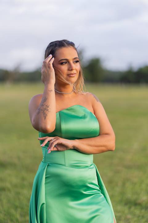 felipe-lopes-fotografia-fotografo-em-osorio-ensaio-de-formatura-externo-no-por-do-sol-com-vestido-no-celeiro-aparecida-em-osorio-RS'