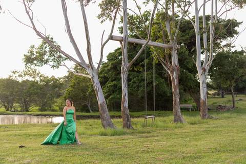 felipe-lopes-fotografia-fotografo-em-osorio-ensaio-de-formatura-externo-no-por-do-sol-com-vestido-no-celeiro-aparecida-em-osorio-RS'