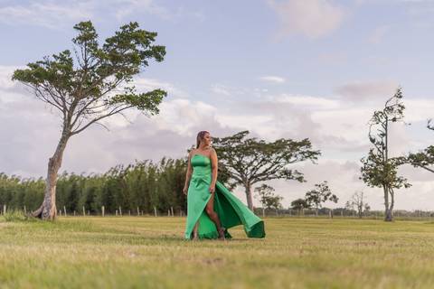 felipe-lopes-fotografia-fotografo-em-osorio-ensaio-de-formatura-externo-no-por-do-sol-com-vestido-no-celeiro-aparecida-em-osorio-RS'