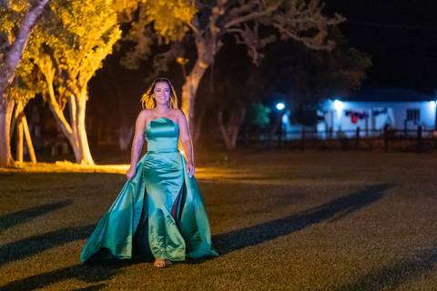 felipe-lopes-fotografia-fotografo-em-osorio-festa-de-formatura--formanda-em-medicina-veterinaria-no-celeiro-aparecida-em-osorio-recepcao-externa-no-por-do-sol'