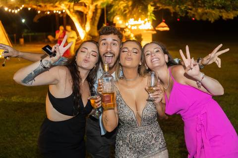 felipe-lopes-fotografia-fotografo-em-osorio-festa-de-formatura--formanda-em-medicina-veterinaria-no-celeiro-aparecida-em-osorio-recepcao-externa-no-por-do-sol'