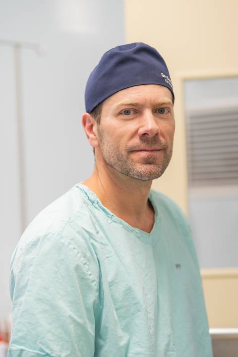 felipe-lopes-fotografia-fotografo-em-osorio-ensaio-empresarial-medico-cirurgiao-fotos-em-hospital-sala-de-cirurgia'