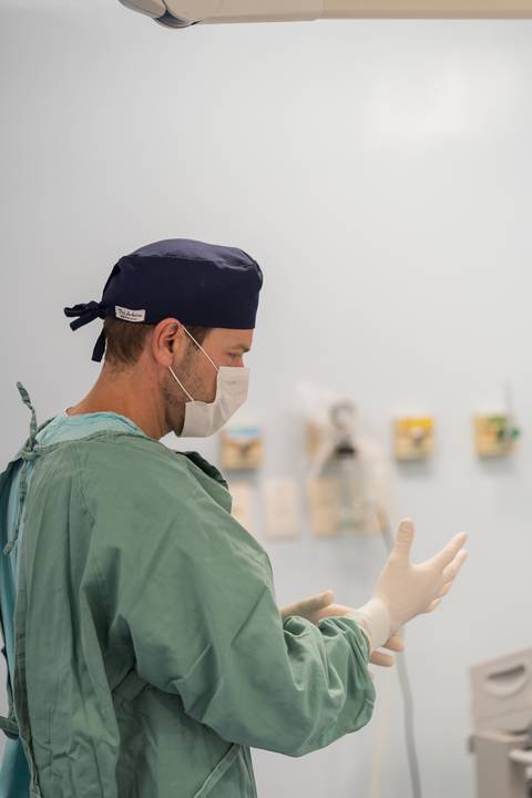 felipe-lopes-fotografia-fotografo-em-osorio-ensaio-empresarial-medico-cirurgiao-fotos-em-hospital-sala-de-cirurgia'