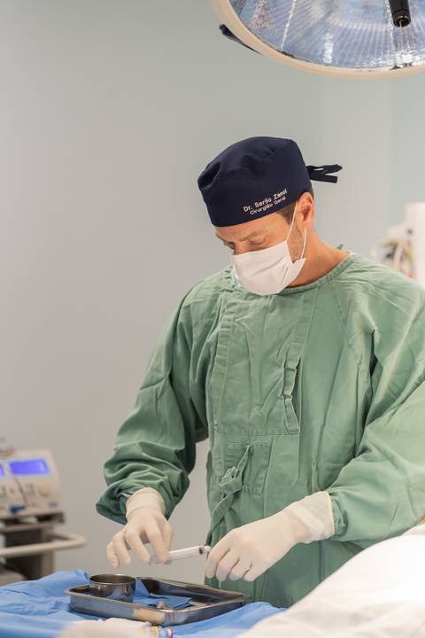 felipe-lopes-fotografia-fotografo-em-osorio-ensaio-empresarial-medico-cirurgiao-fotos-em-hospital-sala-de-cirurgia'