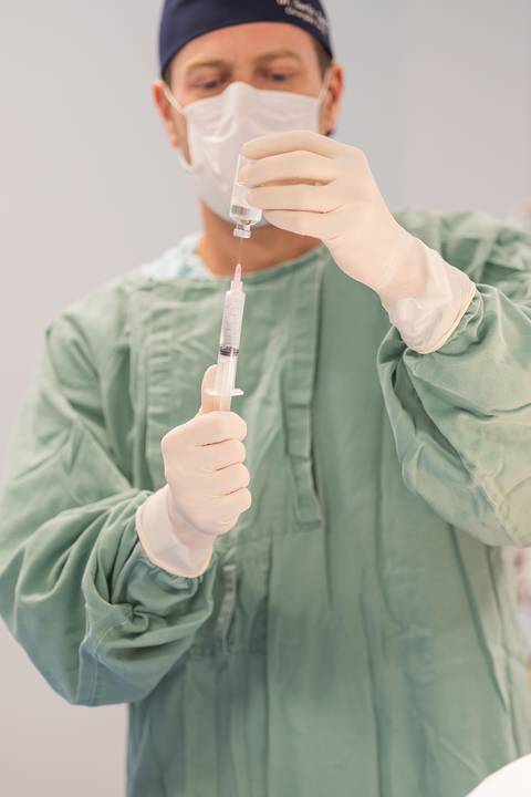 felipe-lopes-fotografia-fotografo-em-osorio-ensaio-empresarial-medico-cirurgiao-fotos-em-hospital-sala-de-cirurgia'