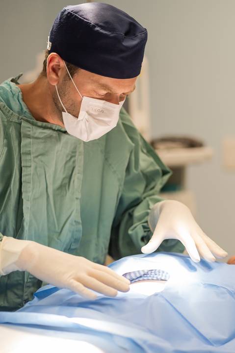 felipe-lopes-fotografia-fotografo-em-osorio-ensaio-empresarial-medico-cirurgiao-fotos-em-hospital-sala-de-cirurgia'