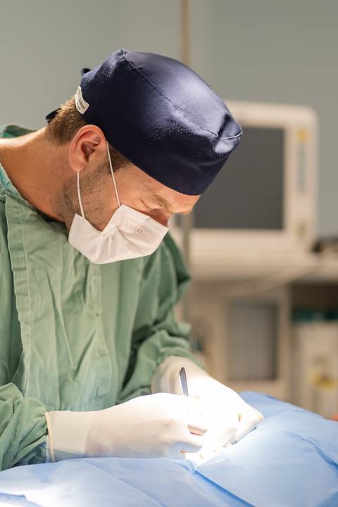 felipe-lopes-fotografia-fotografo-em-osorio-ensaio-empresarial-medico-cirurgiao-fotos-em-hospital-sala-de-cirurgia'