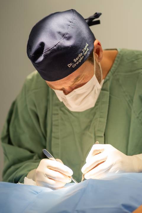 felipe-lopes-fotografia-fotografo-em-osorio-ensaio-empresarial-medico-cirurgiao-fotos-em-hospital-sala-de-cirurgia'