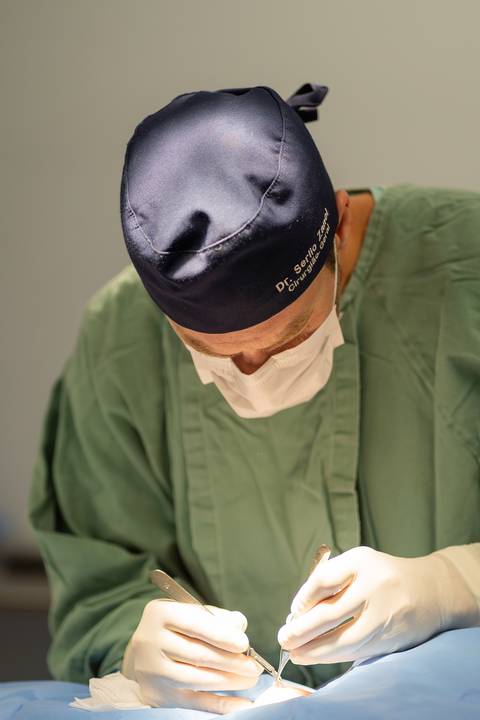 felipe-lopes-fotografia-fotografo-em-osorio-ensaio-empresarial-medico-cirurgiao-fotos-em-hospital-sala-de-cirurgia'